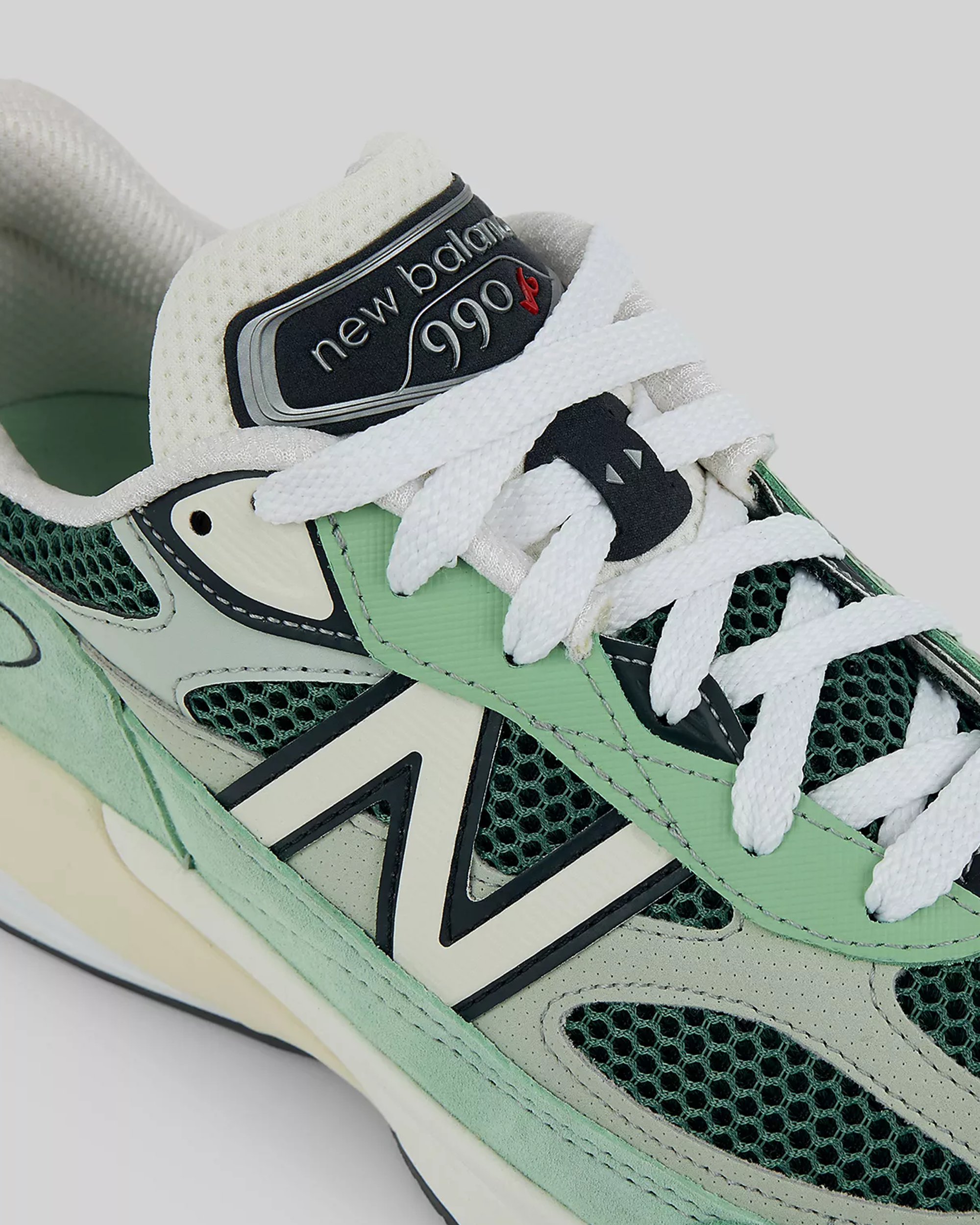 Made in USA 990v6 - Avocado / Natural Mint