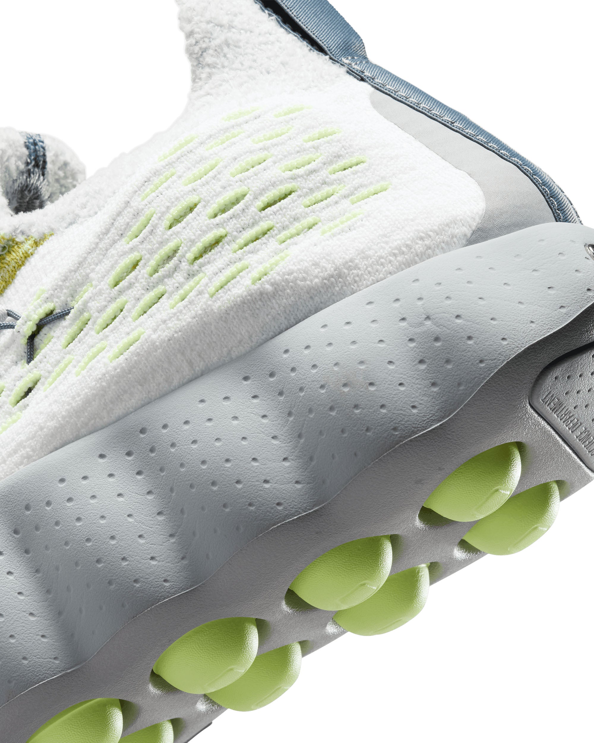 Mind 002 Flyknit - White / Dark Grey