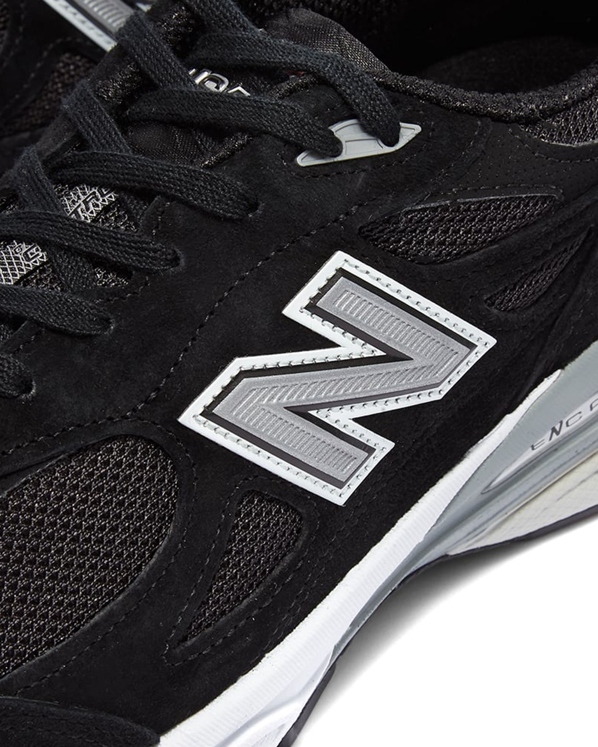 990v3 - Black / White