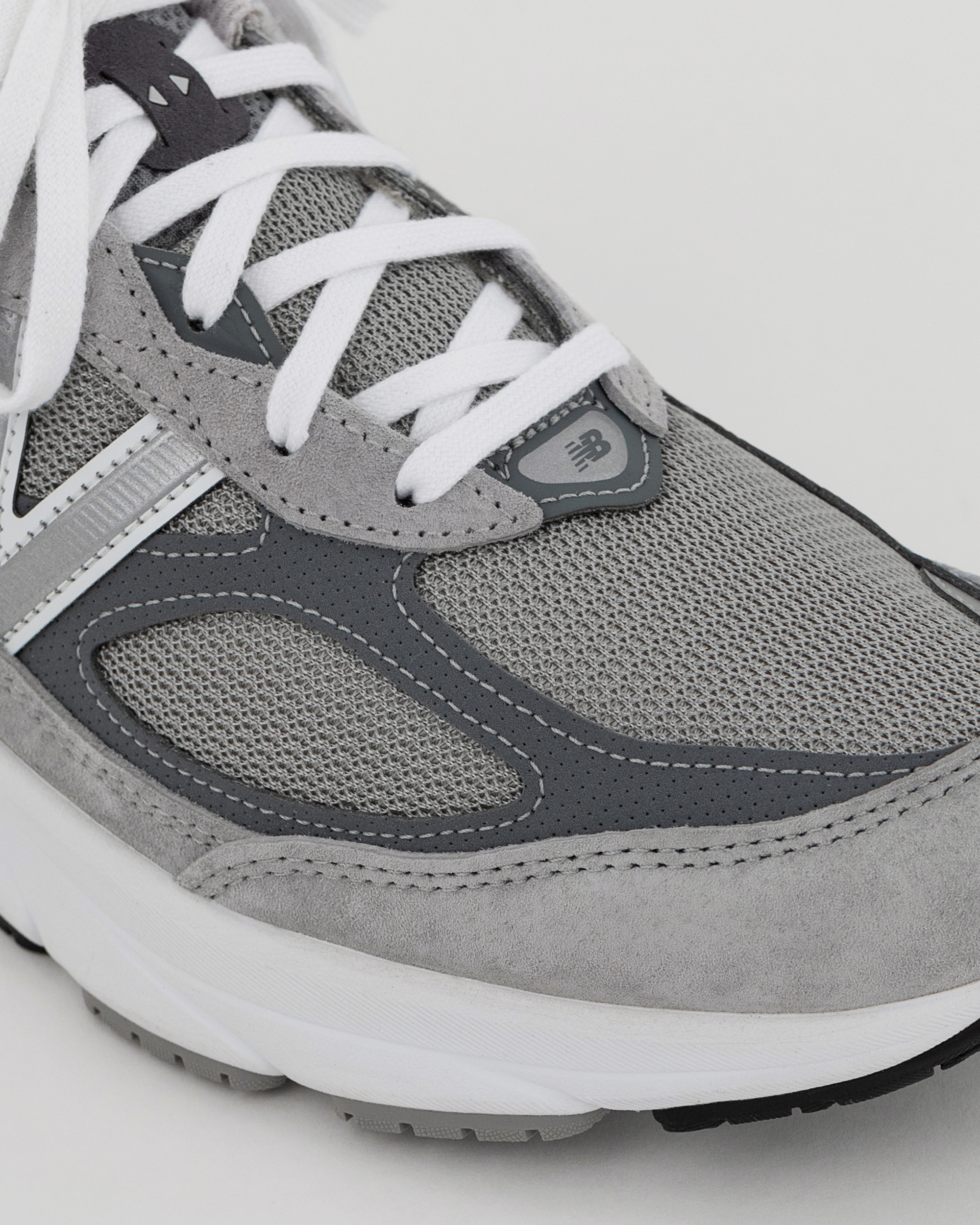 990v6 - Grey / White